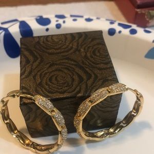 Diamonds Round coated gold with 18 karat is unique and beautiful